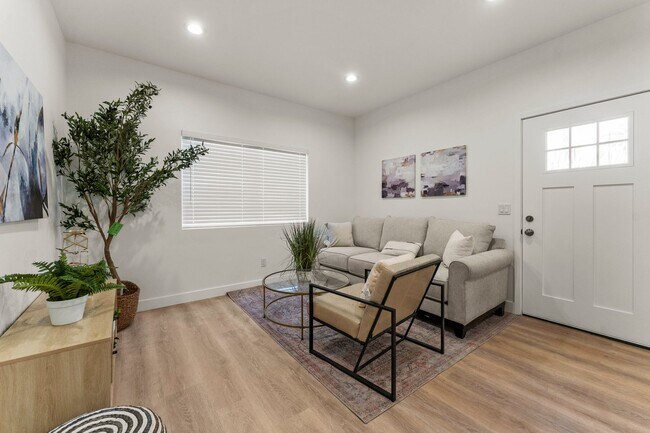 Building Photo - Showing Times: Showing Times: to schedule a viewing, please call & contact us