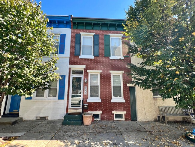 Building Photo - Gorgeous 2-Bedroom Townhouse with Finished...