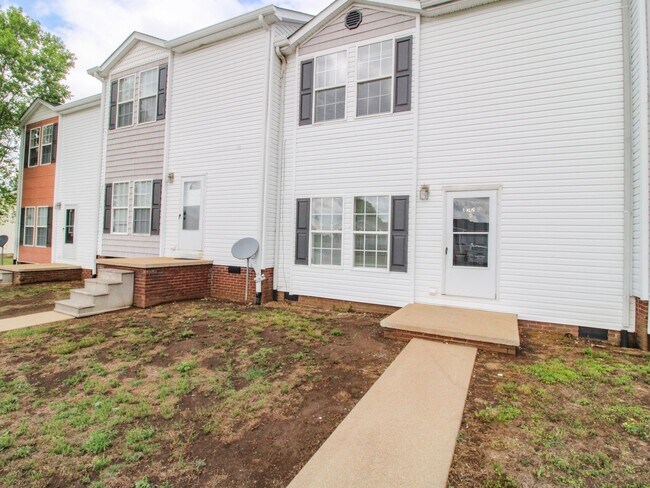 Building Photo - 122 Meadows Ln