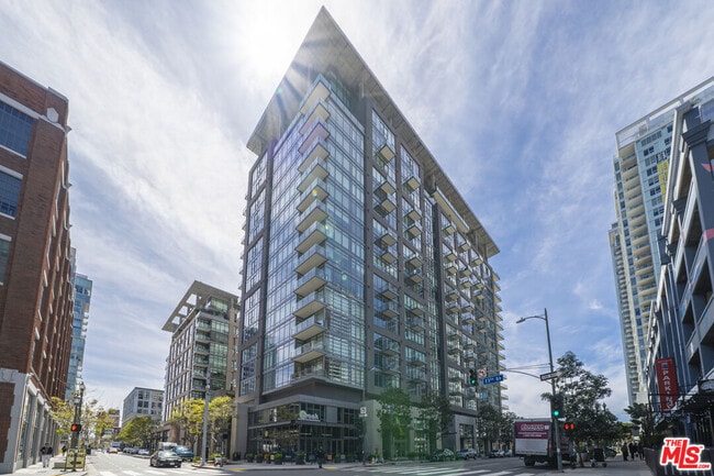 Building Photo - 1100 S Hope St