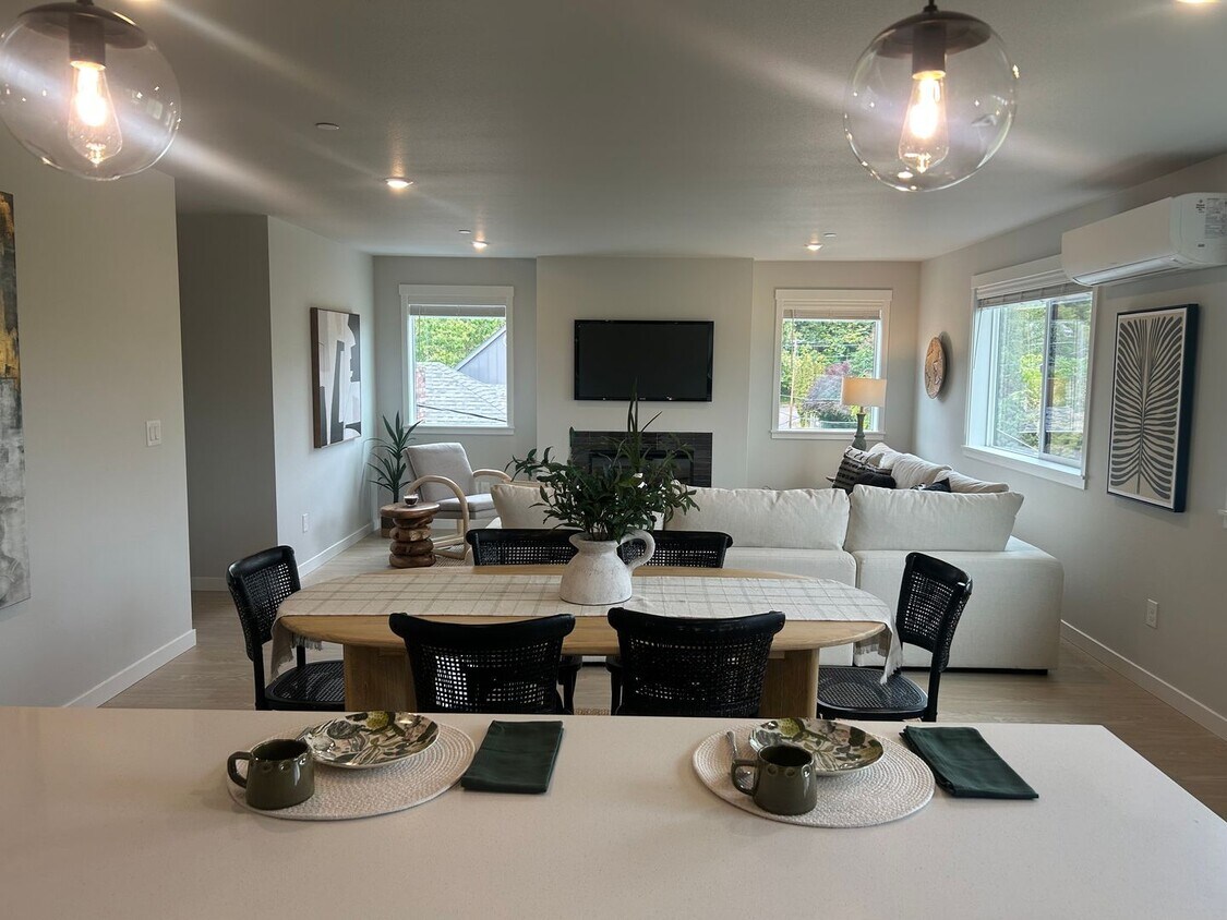 Foto principal - Brand-New 3BD Home in Camas — Move-In Ready!