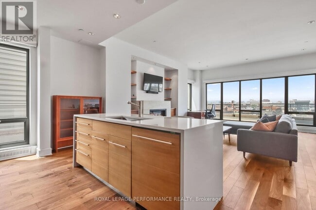 Building Photo - 90 George St