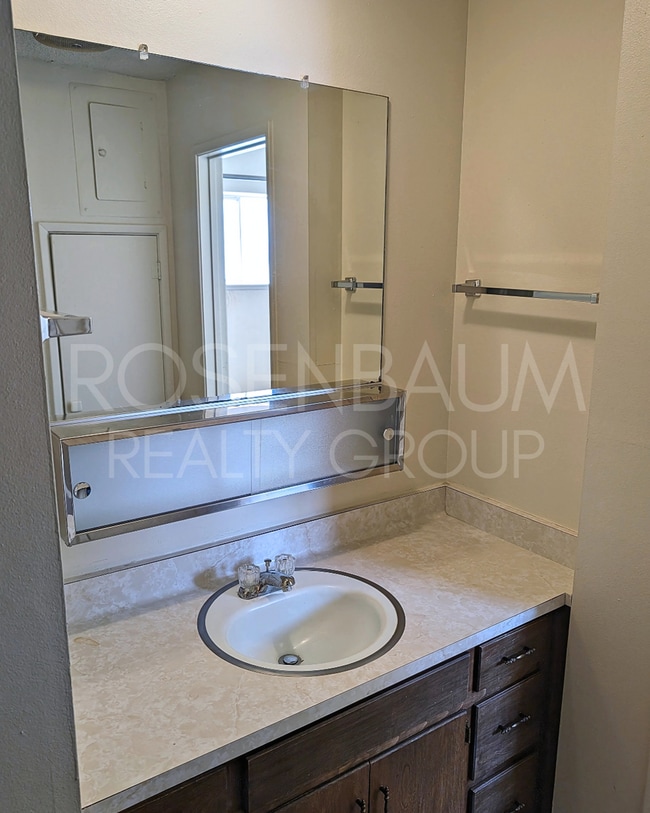 Building Photo - Cute and cozy 1-bedroom, 1-bath downstair ...