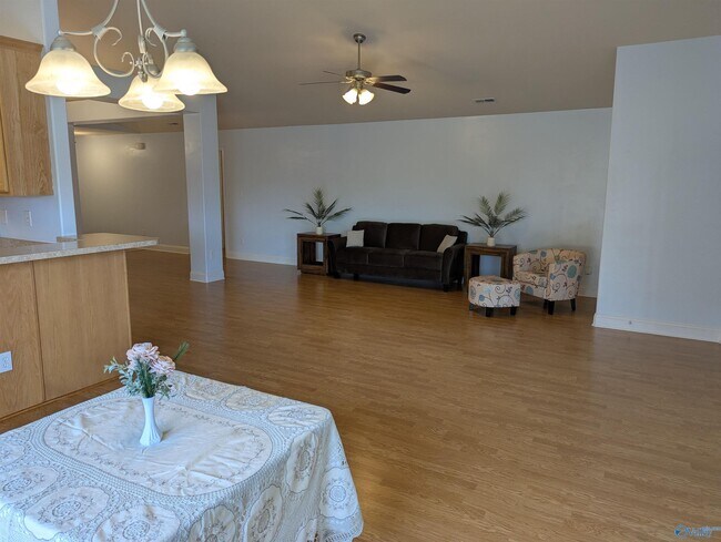 Foto del edificio - 102 Acacia Trail Dr