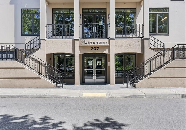 Building Photo - Luxury Waterside Condo on Hayden Island in...