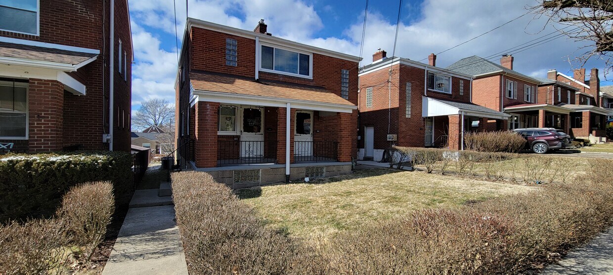 Frente de Duplex - 129 Stanton Ct W