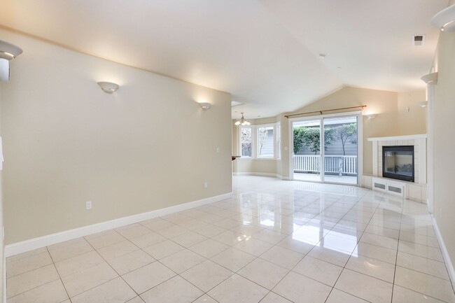 Building Photo - 4 Bed / 3.5 Bath clean and comfortable Sun...