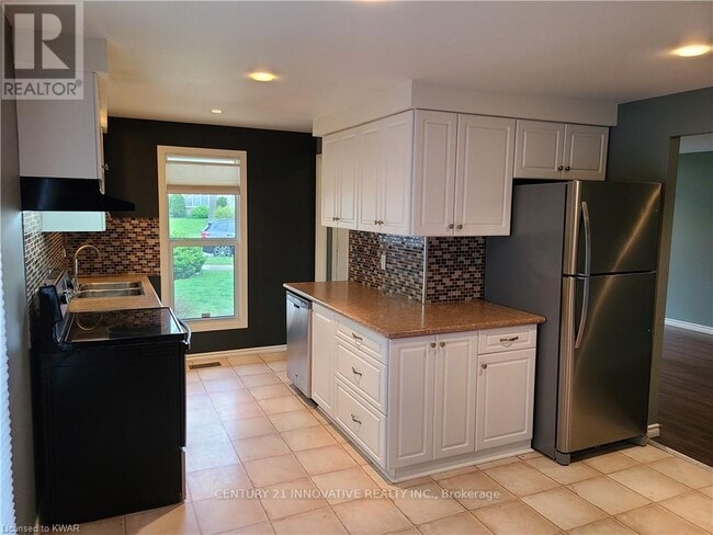 Building Photo - 75 Pepperwood Crescent