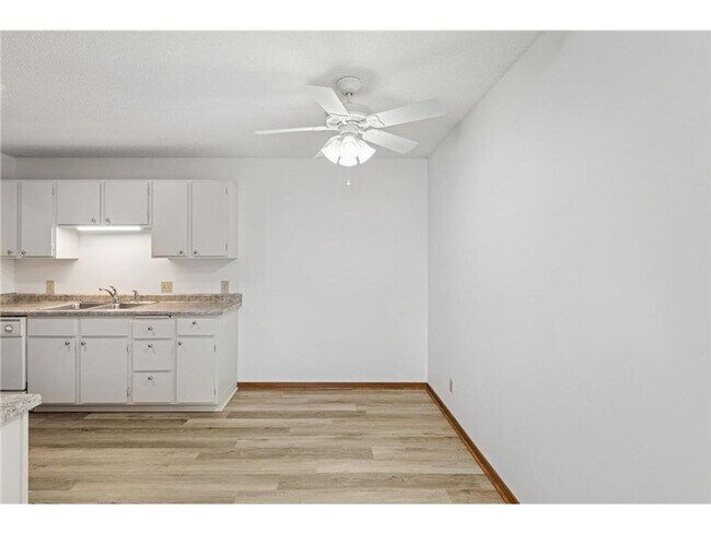 Foto del edificio - AVAILABLE NOW - Gorgeous 2 BR, 2 BA Condo,...