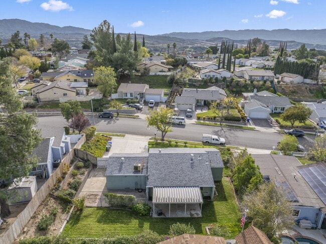 Building Photo - "Charming 2-Bed, 2-Bath Gem with RV Access in Santa Clarita!"