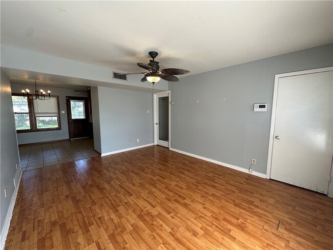 Building Photo - 117 Holly Dr