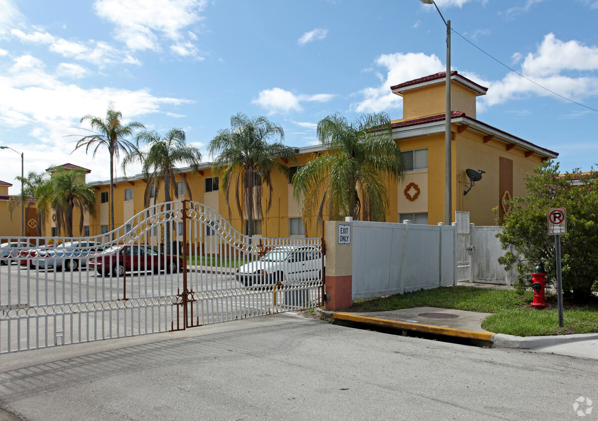 Building Photo - Plaza De Las Fuentes