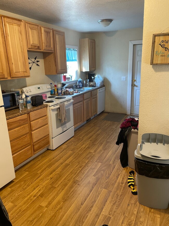 Kitchen - 625 14th Ave