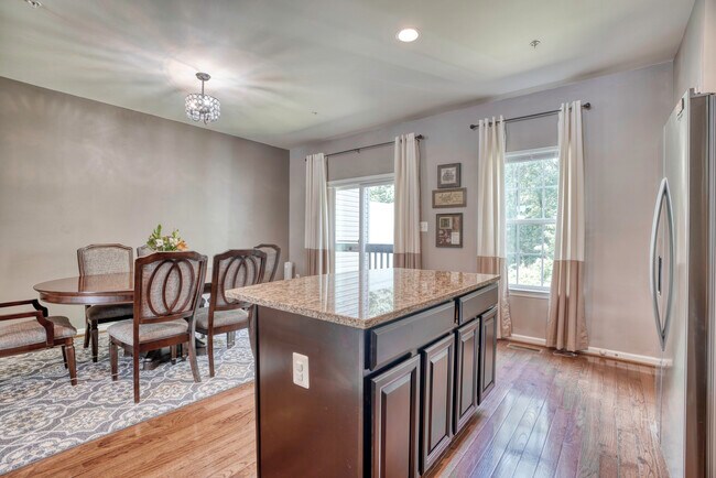 Foto del edificio - 7220 Dorchester Woods Ln