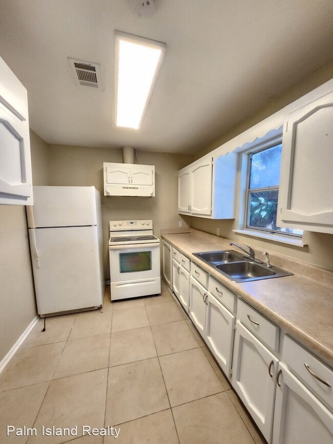 Building Photo - 3 br, 1 bath House - 2202 W. Jordan Street