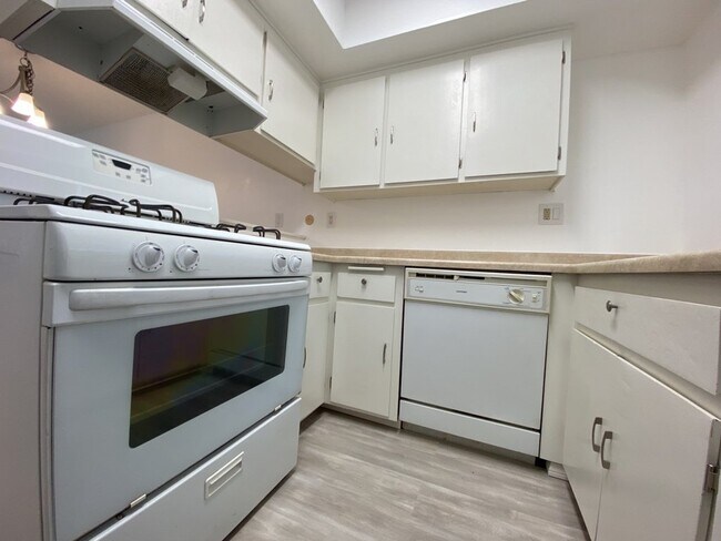 Building Photo - Modern 2 Bed, 2 Bath Condo with Prime Rive...