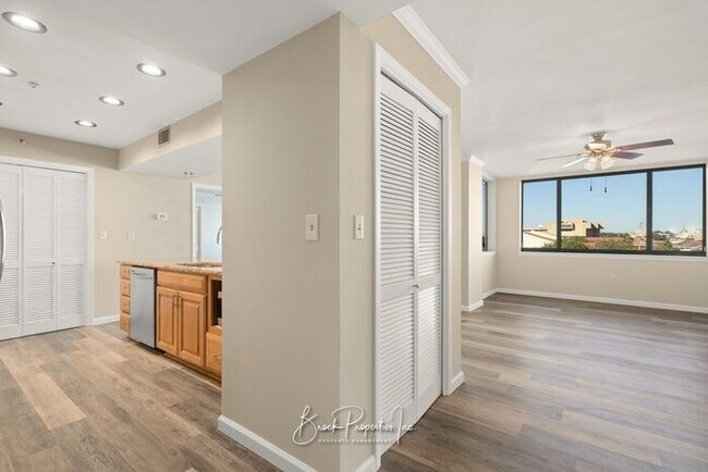 Foto del edificio - Downtown 2/2 Condo next to the Community M...