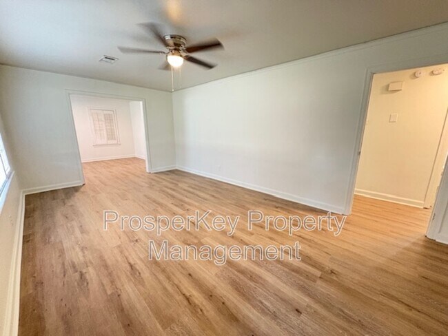 Foto del edificio - 703 Briarcliff Rd