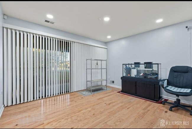 Living room - 284 Willowbrook Dr