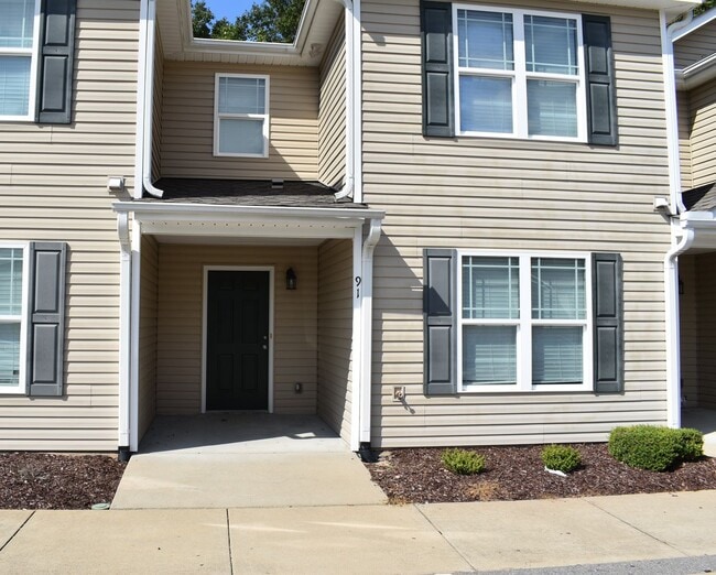 Foto del edificio - MOVE IN SPECIAL!!! $200 OFF FIRST MONTHS RENT