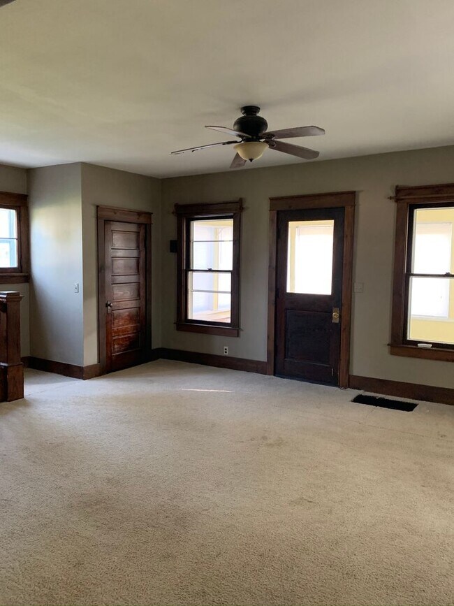 Building Photo - Charming 3 Bedroom House
