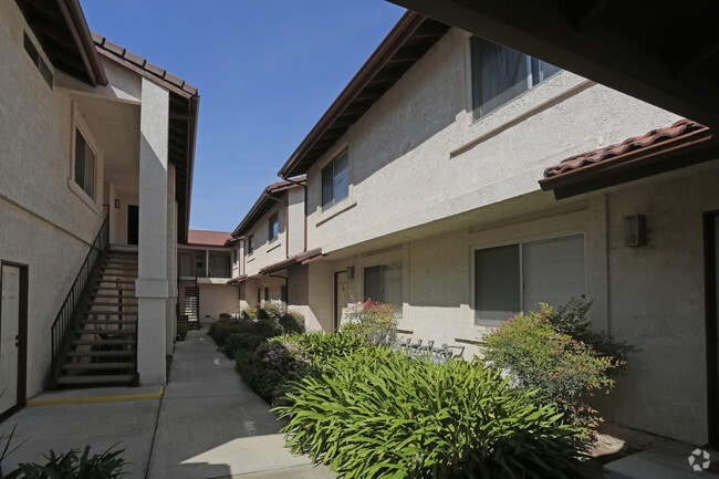 Building Photo - 6051 Greenleaf Ave