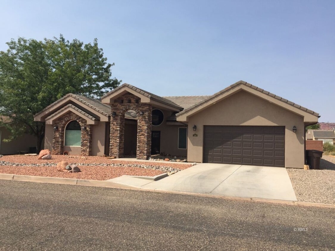 598 S Hillside Dr, Kanab, UT 84741 House Rental in Kanab, UT