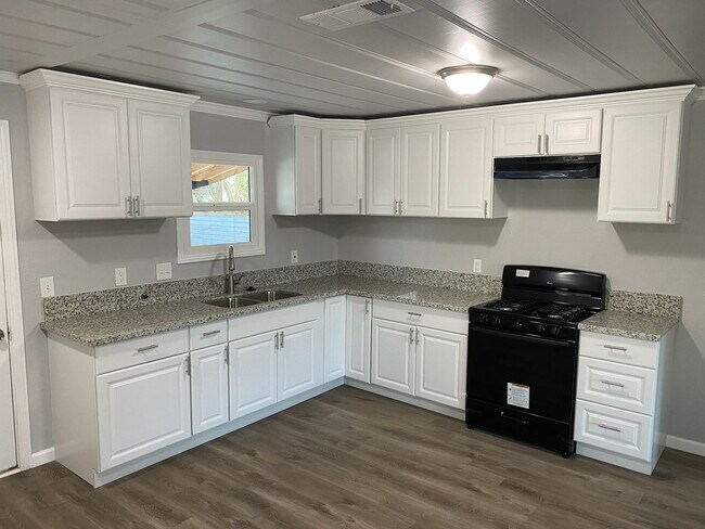 Building Photo - 500 W. LERDA AVE - 2 BEDROOM 1 BATHROOM - ...