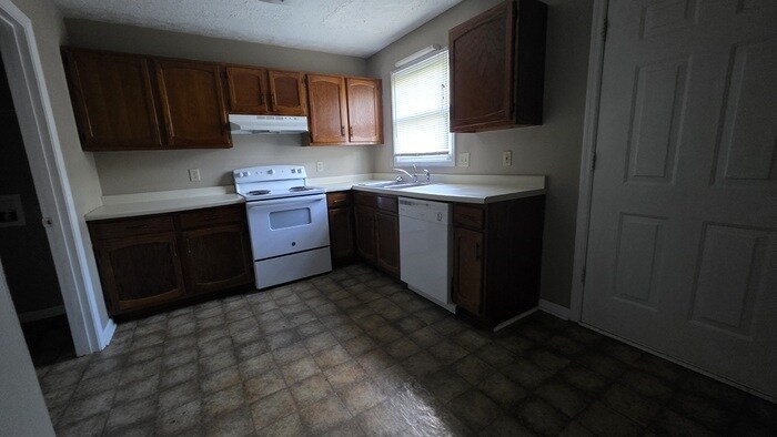 Building Photo - Townhouse in Mayflower Apartments