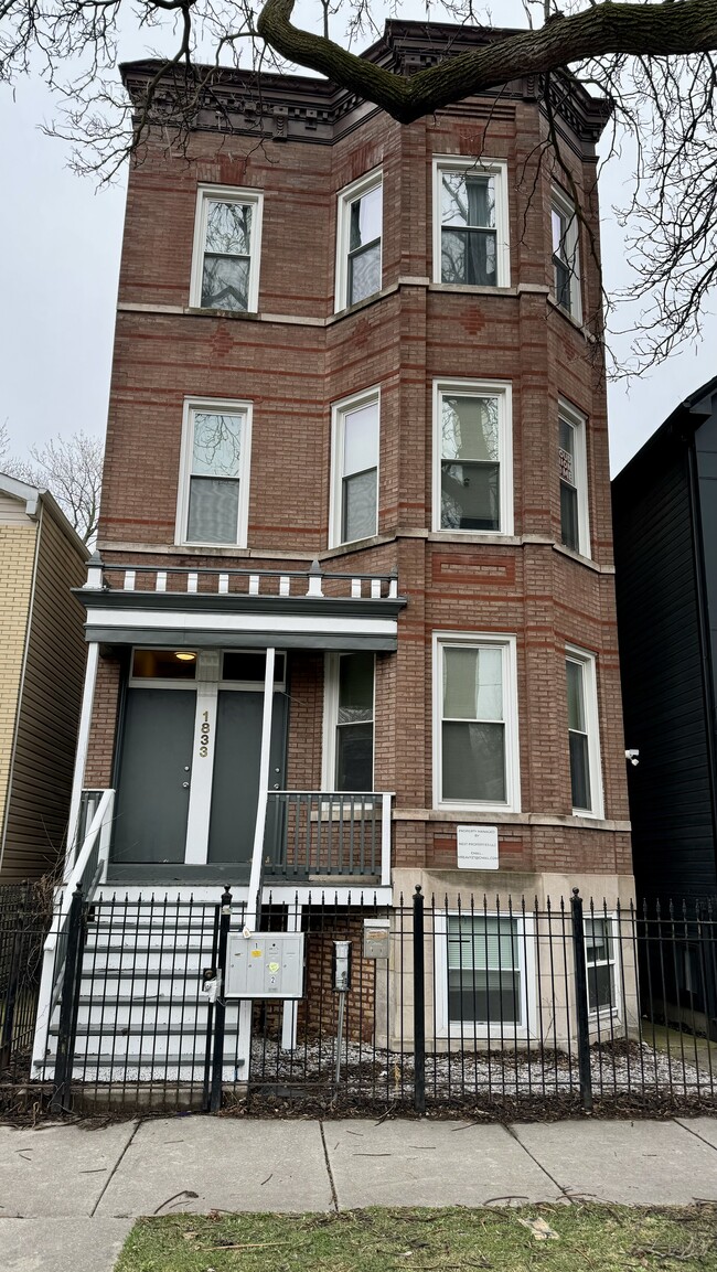 Photo - 1833 N Sawyer Ave Apartments