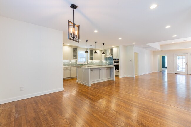 Building Photo - 3815 Montclair Dr