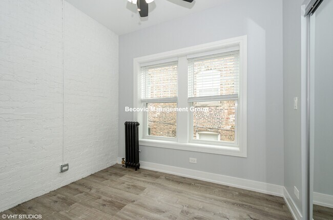 Building Photo - 1059 W Glenlake Ave