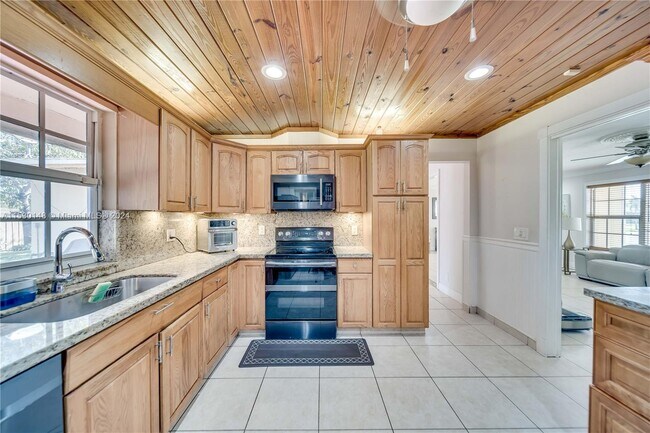 Building Photo - 11101 NW 18th Pl