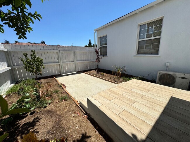 Foto del edificio - Nicely Updated Home with Enclosed Front Yard