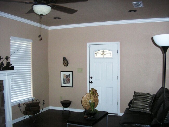 Foto del edificio - 9001 Colonel Glenn Rd