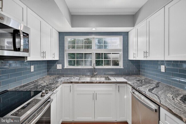 Building Photo - 7742 New Providence Dr