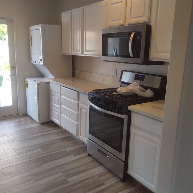 Kitchen - 1748 Wellesley Ave