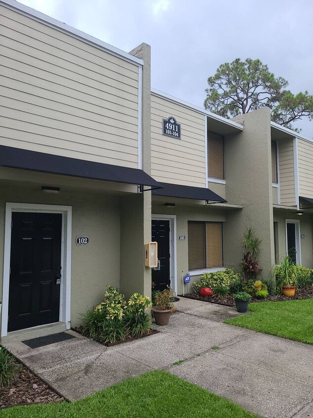 Foto principal - 2 Bedroom 1.5 Bath Townhome - Grand Oaks C...