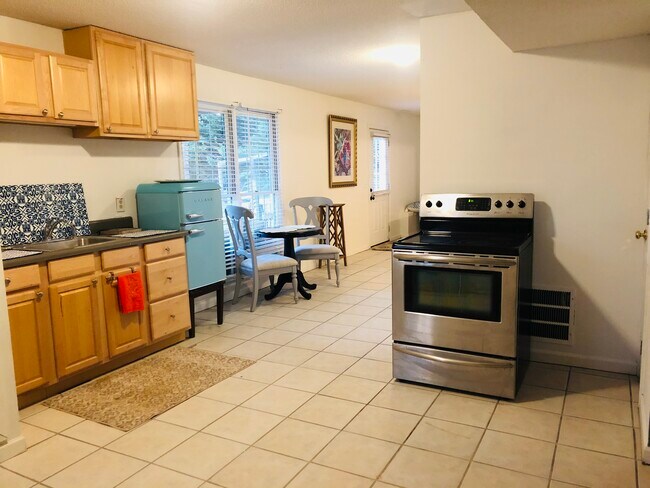 Building Photo - 950 Sycamore Dr