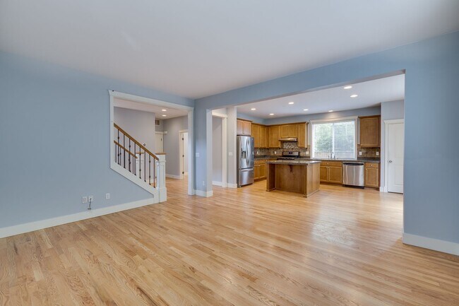 Building Photo - 4 Bedroom PLUS Bonus Room at Carriage Park...