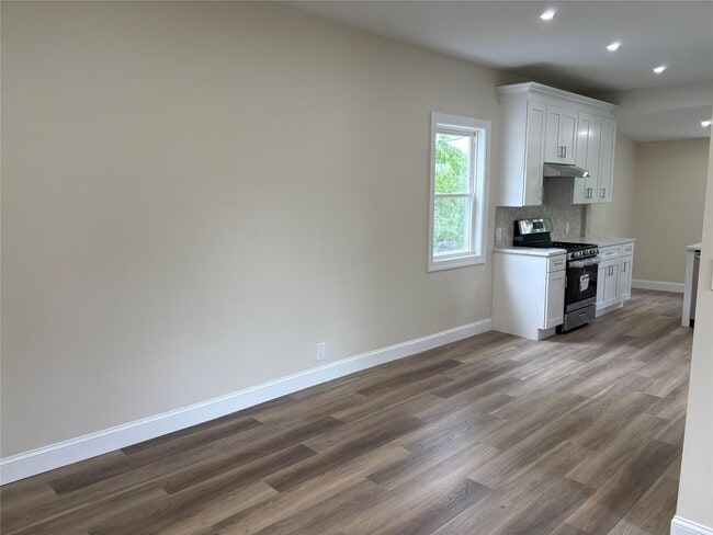 Building Photo - 74 Rossmore Ave