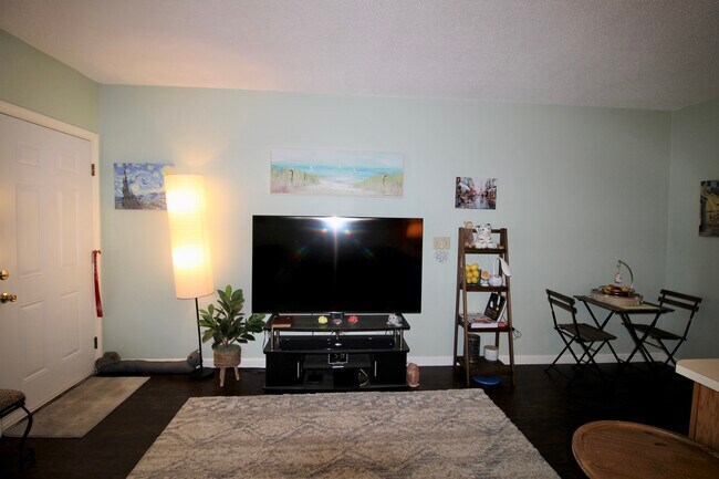 Building Photo - 22 River St