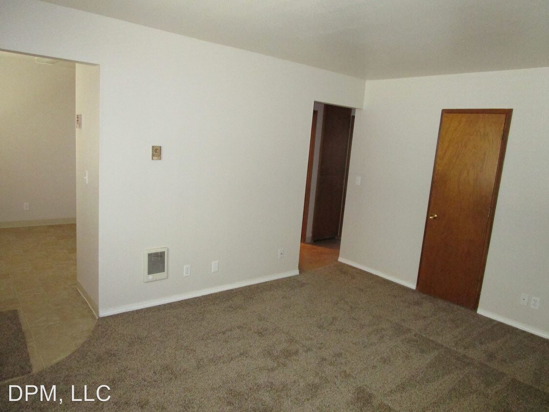 Primary Photo - 104-104 S 7th Ave