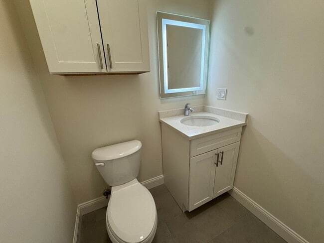 Building Photo - 8 Avon St