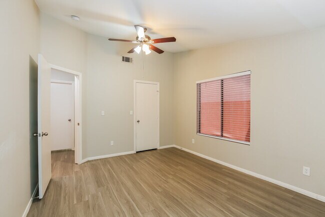Foto del edificio - 4532 Possum Berry Ln