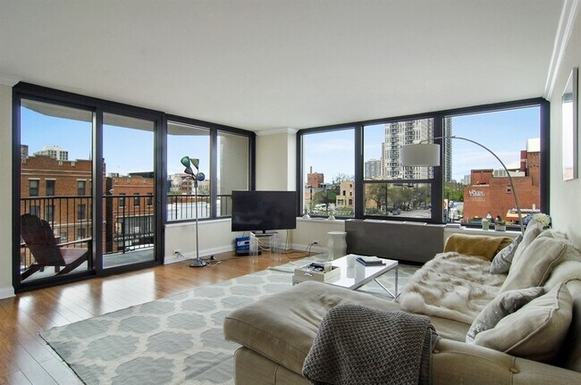 Foto del edificio - 1560 N Sandburg Terrace