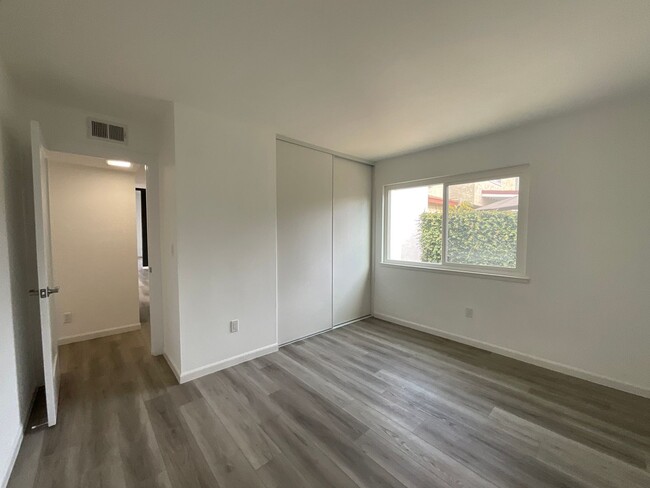 Building Photo - Completely Remodeled: Mesa Verde Community...