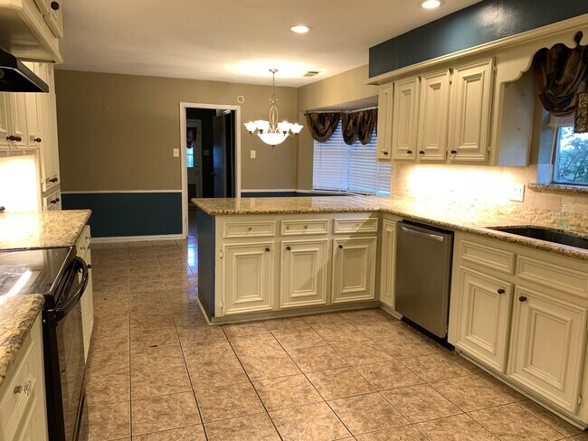 Kitchen - 611 E Cypresswood Dr