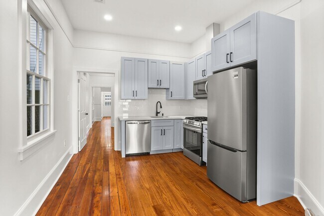 Building Photo - Classic shotgun located right off Magazine...