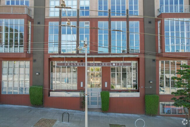 Entrada - Franklin Square Lofts